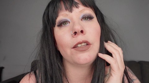 Maquillaje de ojos seductor y mirada intensa para instrucciones de masturbación por Deanna Deadly