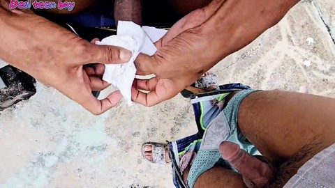 Chicos traviesos y twinks en escenas gay calientes con Desi Banana