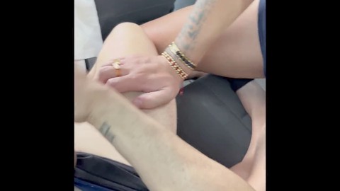 Wir haben Spaß ohne Kondom im Auto