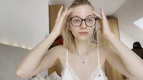 Trasformazione da maschile a bambola nel gioco di ruolo di una donna dominante