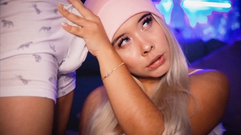 Unschuldig aussehende Blondine zielt darauf ab, den Schwanz ihres Stiefbruders nur für dich zu erregen