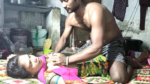 Ho avuto un'avventura con la mia bhabhi del villaggio indiano e ci siamo divertiti selvaggiamente in camera da letto.