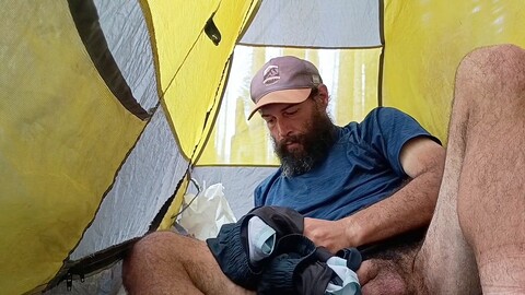 Un escursionista sporco mostra il suo grande membro non rasato in un contesto pubblico