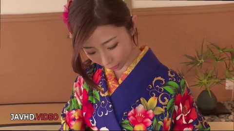 La seductora milf vestida con kimono Ayumi Shinoda se entrega a una apasionada felación y más