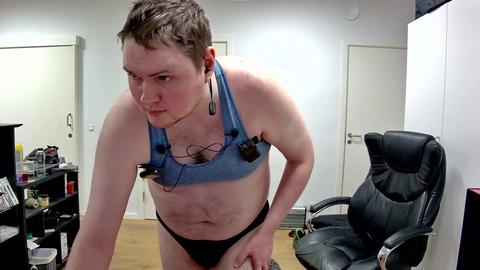 Chica madura en mallas actúa sola en cámara mostrando su gran trasero