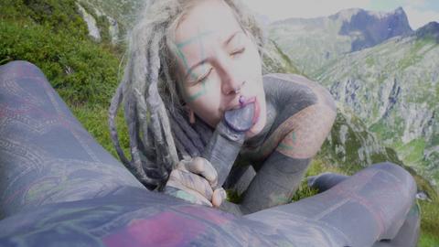 La bella tatuata Anuskatzz si fa fare un sesso anale ruvido all'aperto, facendo un pompino POV finché non viene sul suo buco del culo