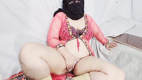 Une femme Desi plus âgée aux formes généreuses prend du plaisir à se faire plaisir