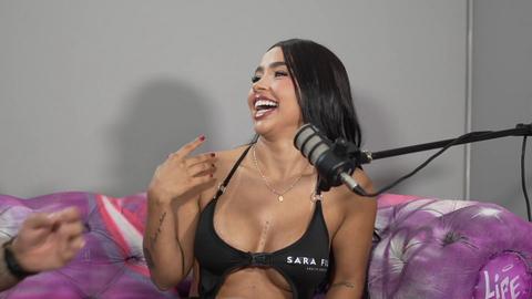 Podcast con una stupefacente bruna latina con un enorme sedere