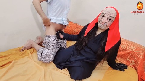 Reine anale au cul rond reçoit une sodomie intense dans un spécial d'Halloween en tête-à-tête