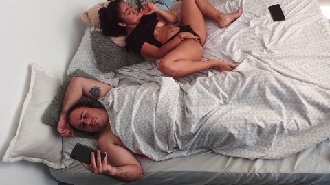 Una chica sexy juega con un dildo mientras grabo la acción.