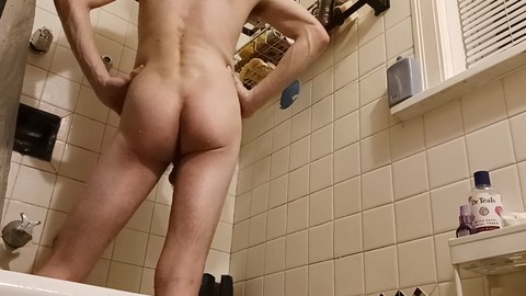 Un chico blanco excitado con un gran pene disfruta de un tiempo de juego gay en solitario.