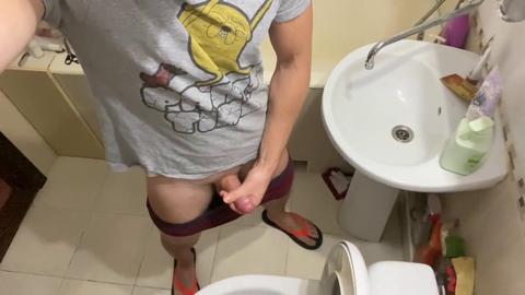 Jeune voisin se masturbe discrètement dans les toilettes de son voisin - surprise torride !