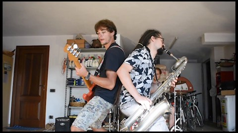 Una festa funk e techno si trasforma in un video musicale selvaggio