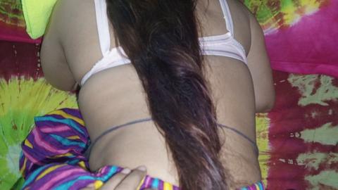Indische Bhabhi mit riesigen Brüsten und saftigen großen Hintern in hochwertigen Videos