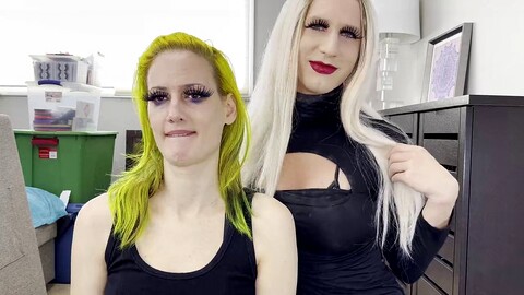 Ragazzo e ragazza che si truccano con lipliner e rossetto