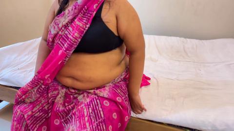 Belle-mère gujrati avec un énorme derrière et de gros seins désire du sexe brutal de son beau-fils pendant l'absence de son mari!