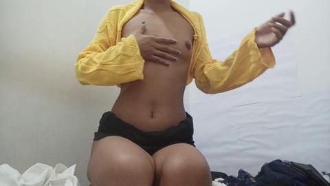 L'adorabile adolescente indiana Sarika desidera fare un pompino al suo fratellastro