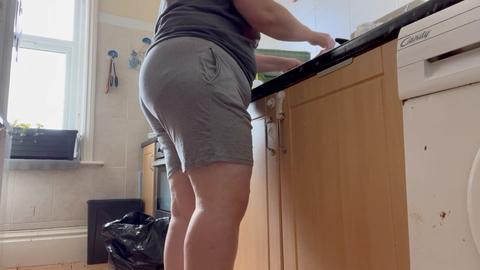 Disperato di fare pipì mentre facevo i lavori di casa, non sono riuscito a trattenere!