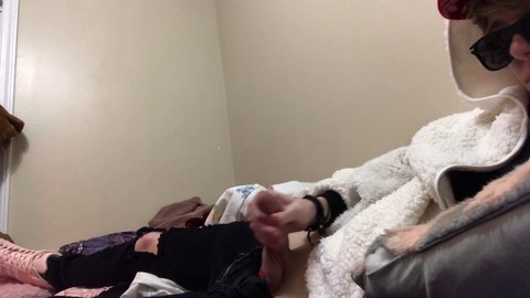 Giovane stallone Jamieray si diverte con il suo grande cazzo