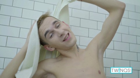 Il ragazzo magro William stimola i suoi capezzoli e si masturba in una sessione in solitaria bollente!
